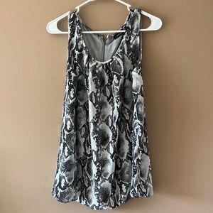 APT.9 flowy tank top with zipper in the back